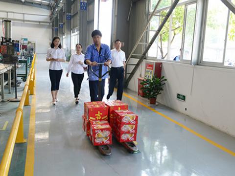 不朽情缘集团工会发展“夏季送清冷”活动