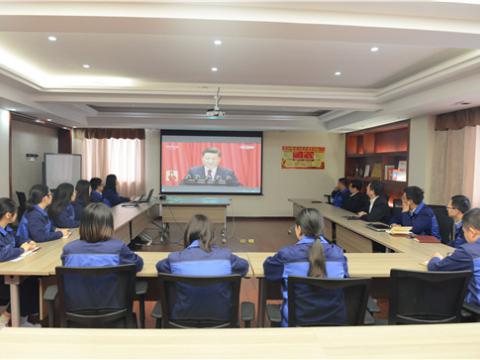 不朽情缘党总支组织党员收看进建十九大开幕会